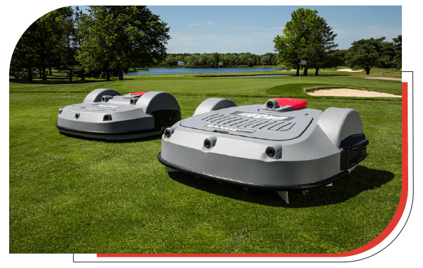 Twee ballenverzamelaars van ECHO Robotics op een golfbaan.